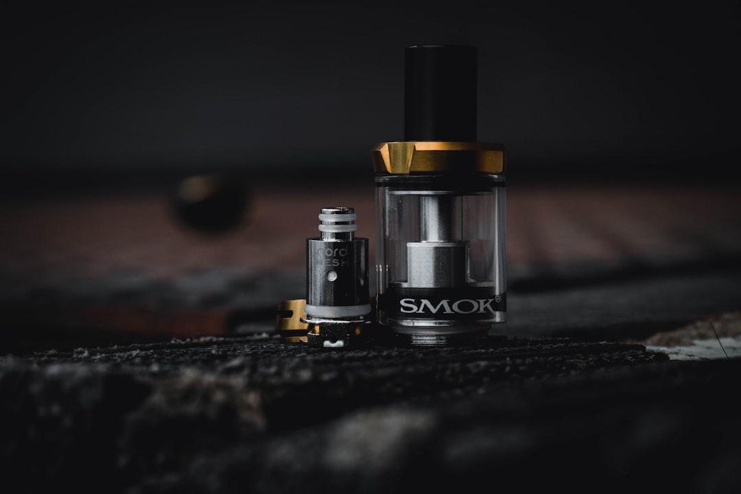 プリメイドカートリッジ型VAPEを手で扱う作業イメージ